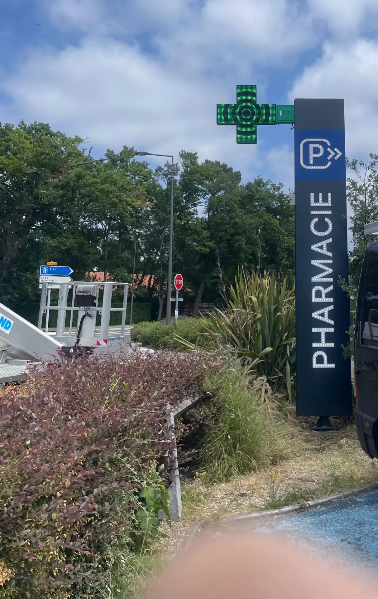 Totem pharmacie avec croix LED verte et signalétique parking