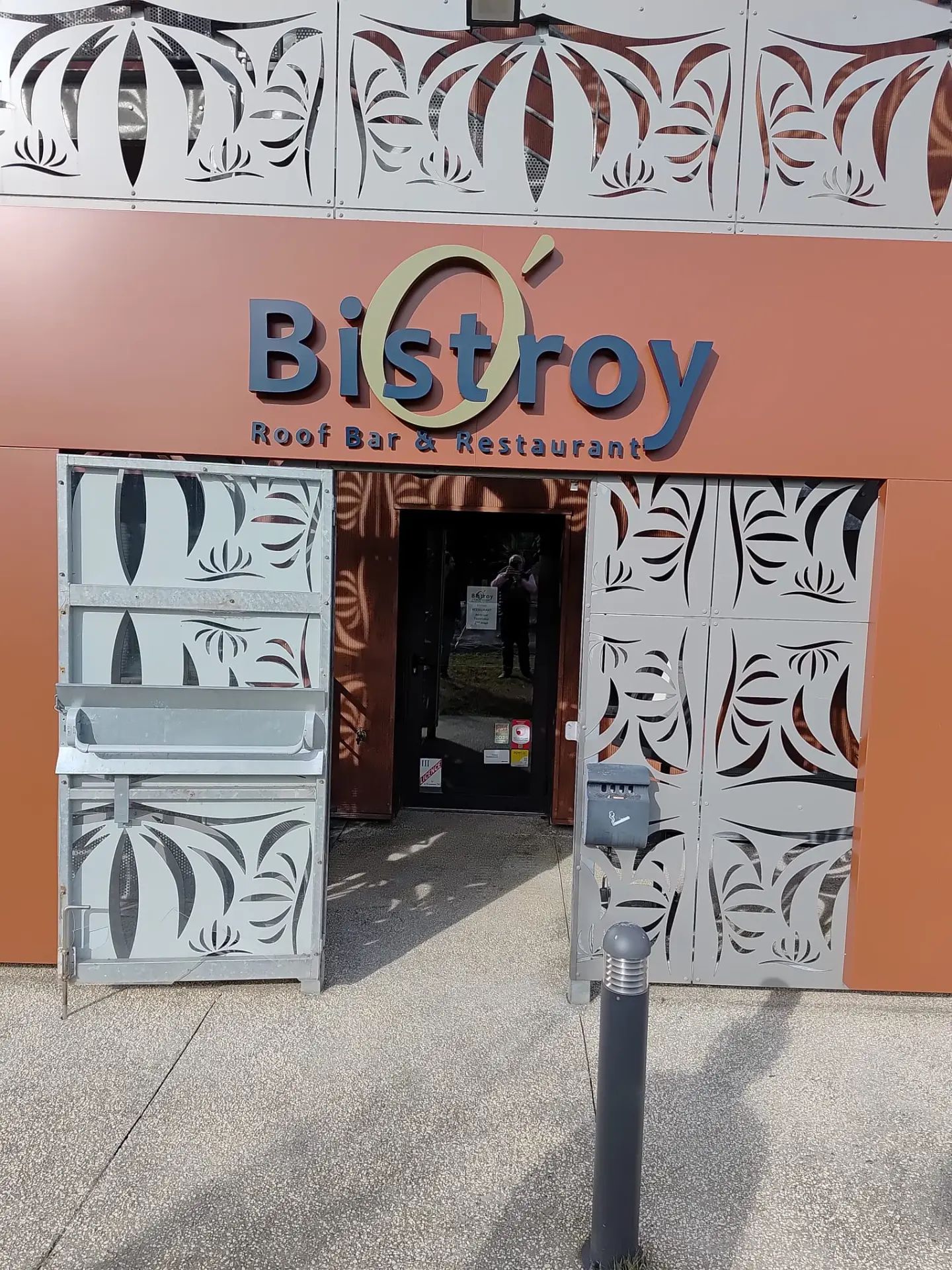 Façade et enseigne du restaurant Bistroy