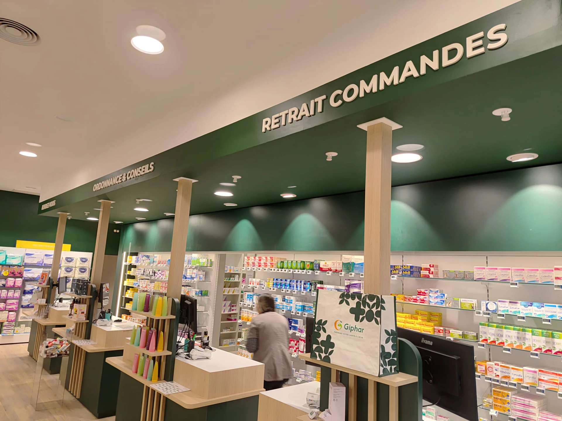 Signalétique intérieure de pharmacie : lettres relief Retrait commandes et Ordonnance & conseils