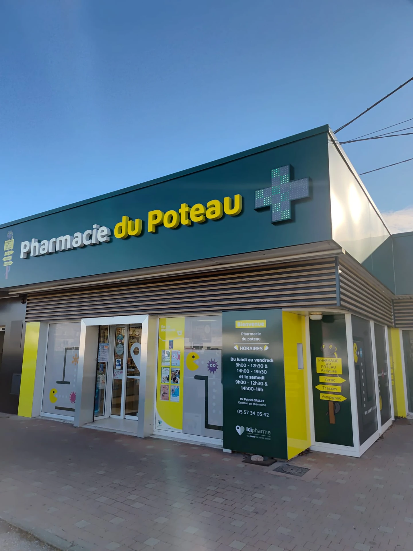 Enseigne de la Pharmacie du Poteau avec croix LED et vitrophanies jaunes