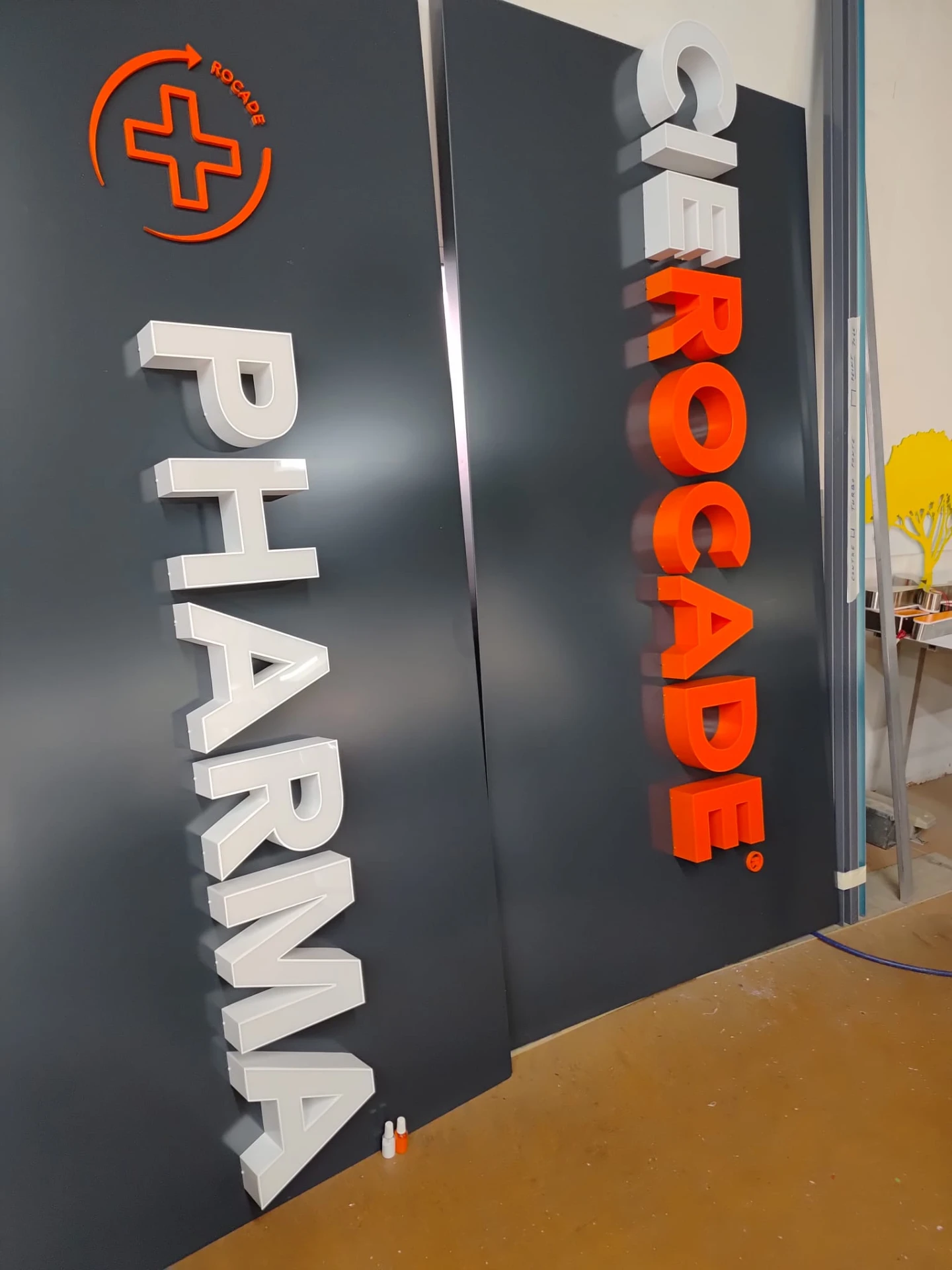 Lettres relief Cie Rocade et Pharma montées sur panneaux en atelier