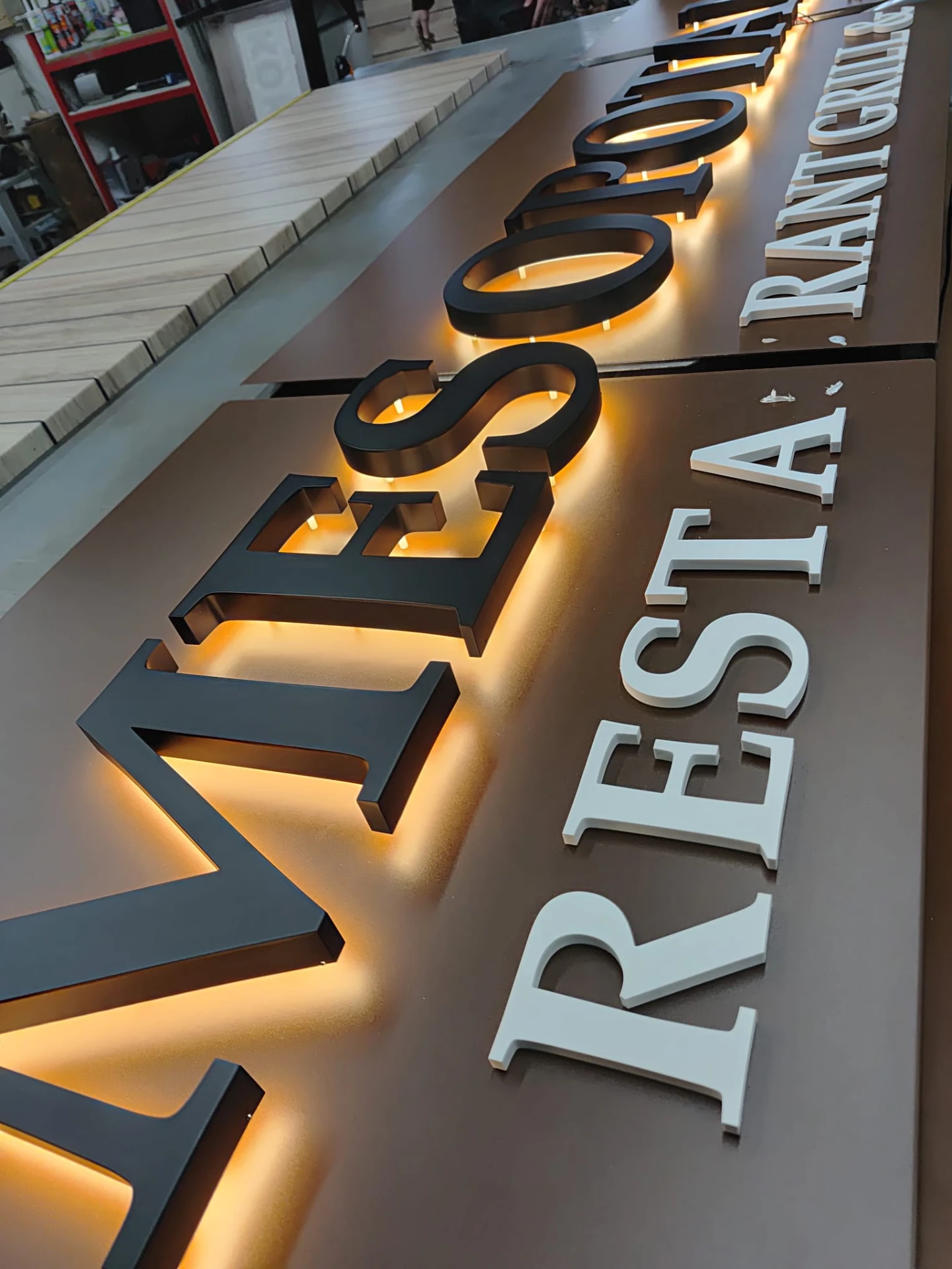 Lettres boîtier rétro-éclairées d'un restaurant en atelier