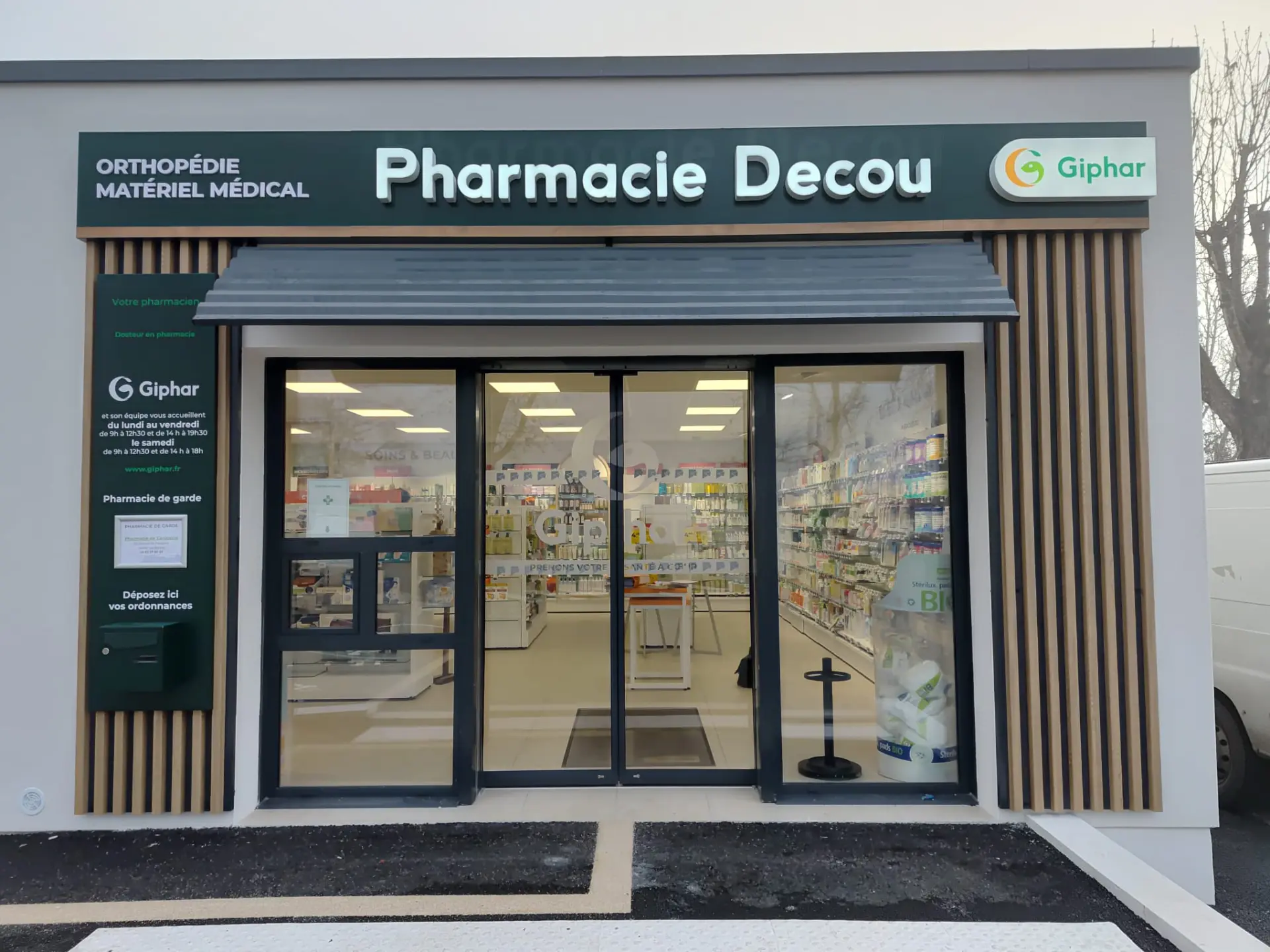 Façade de la Pharmacie Decou avec bandeau lumineux et lettres blanches