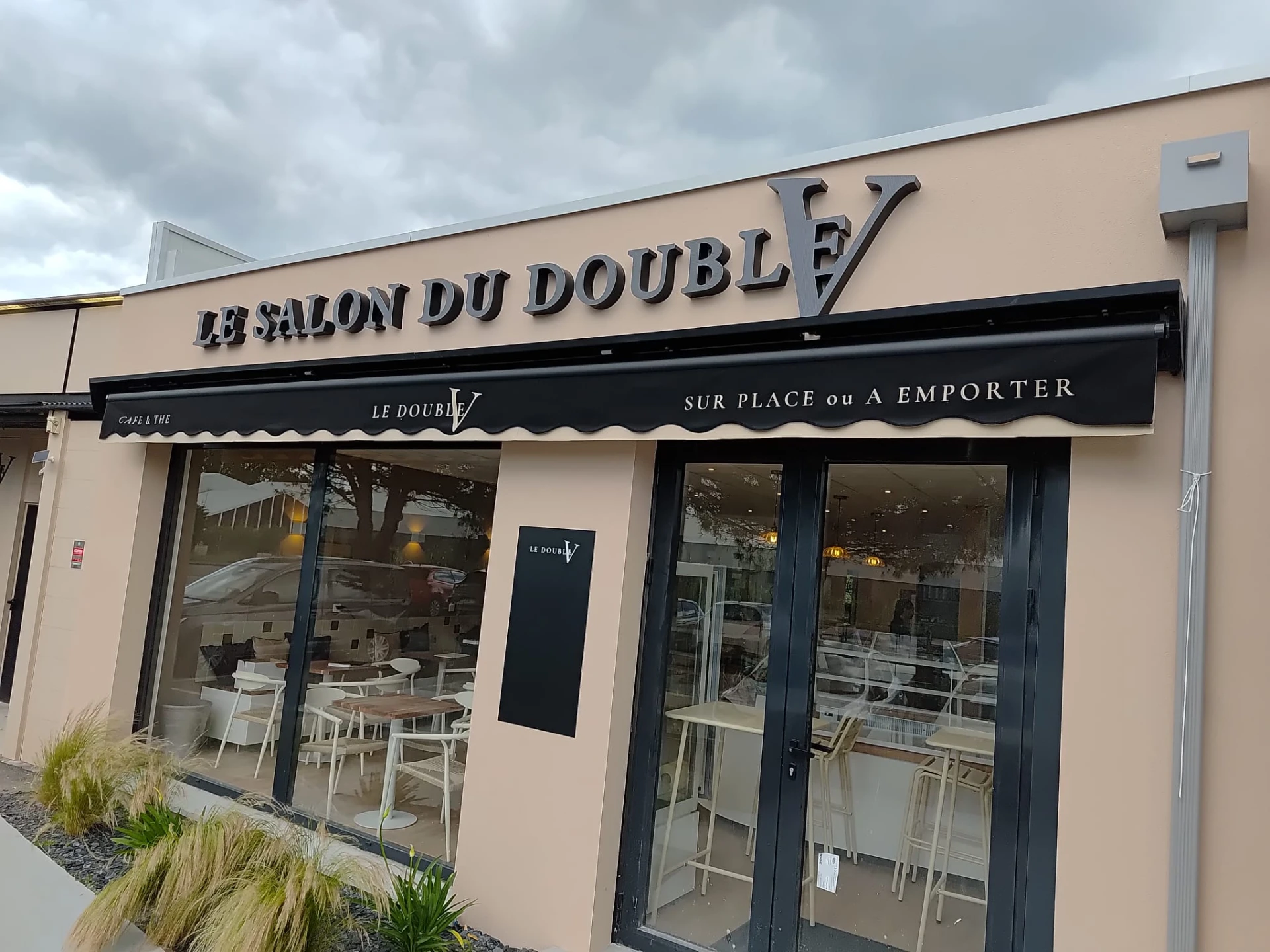 Enseigne lettres boîtier et store pour un salon de thé