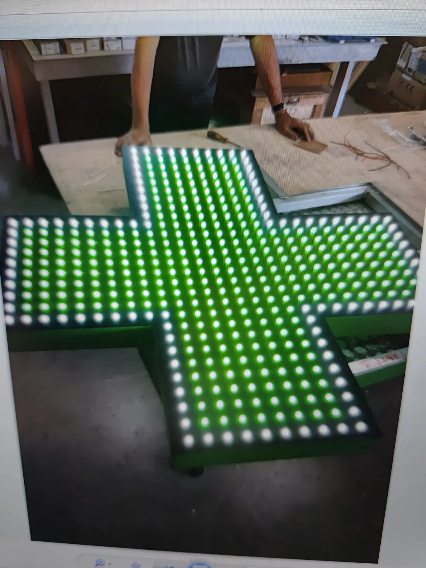 Croix de pharmacie LED en test à l'atelier WIN SIGN