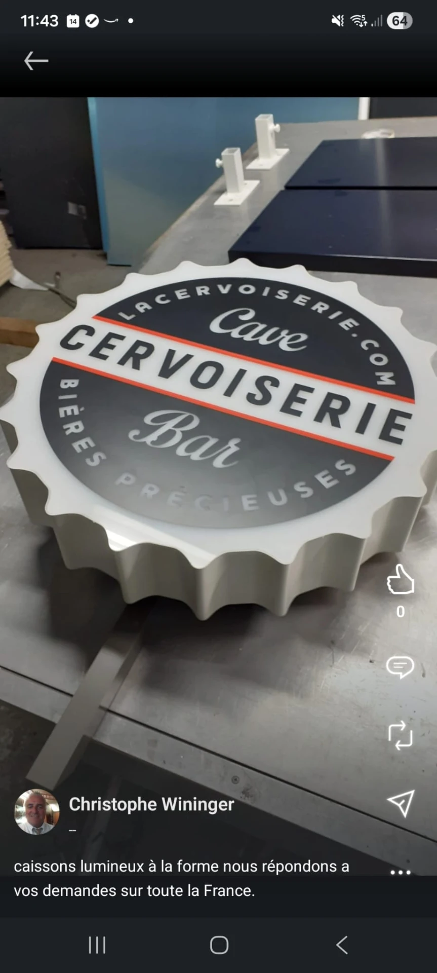 Caisson lumineux original en forme de capsule de bière