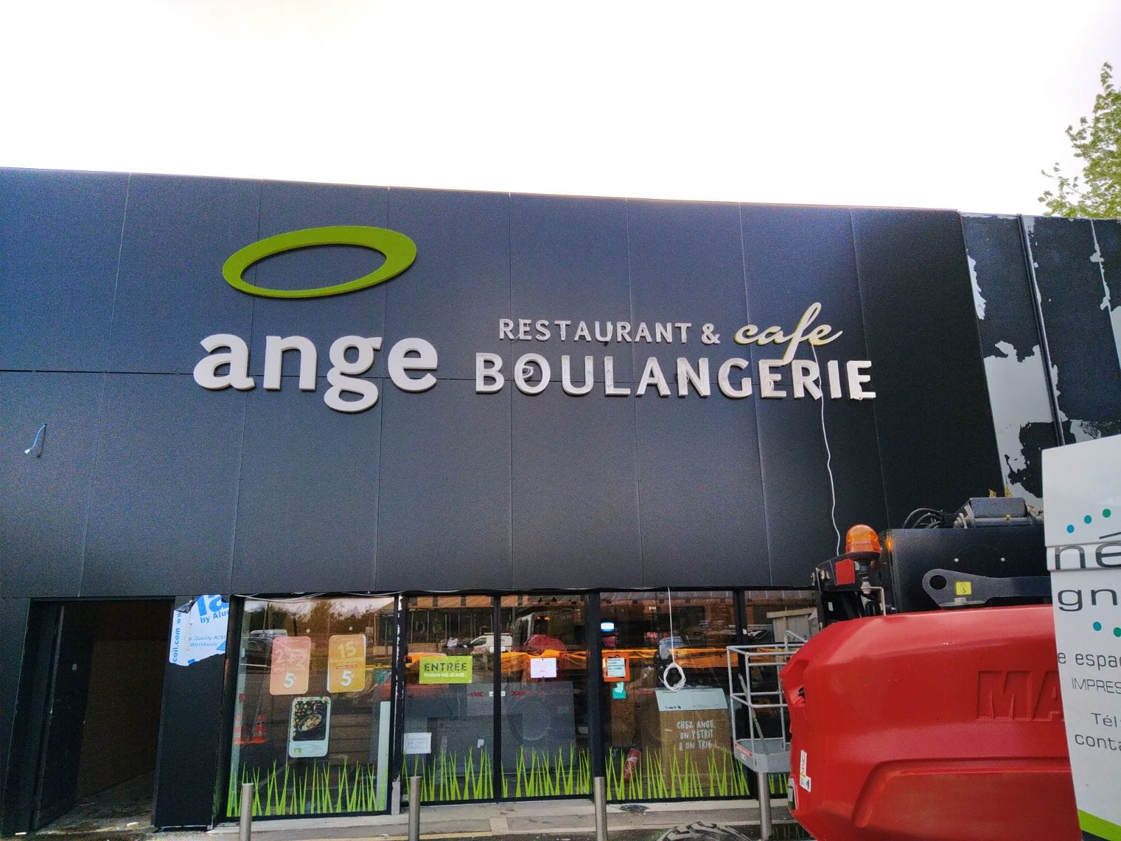 Enseigne de façade Ange Boulangerie Restaurant & Café en lettres relief