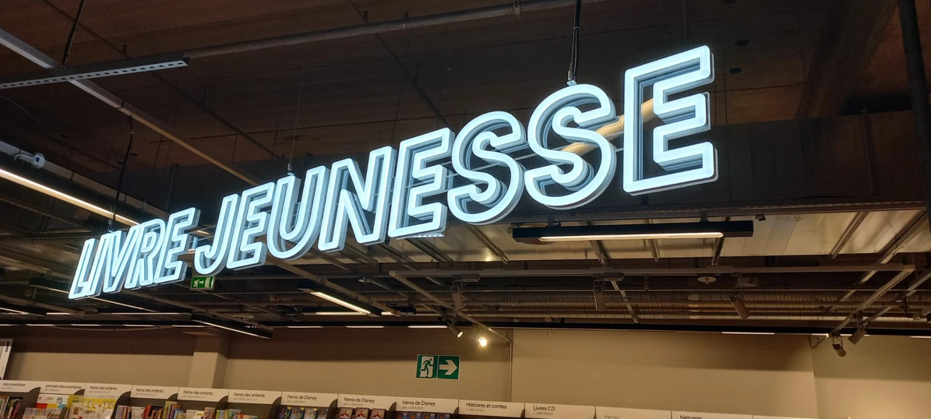Enseigne néon LED blanche Livre Jeunesse suspendue en magasin