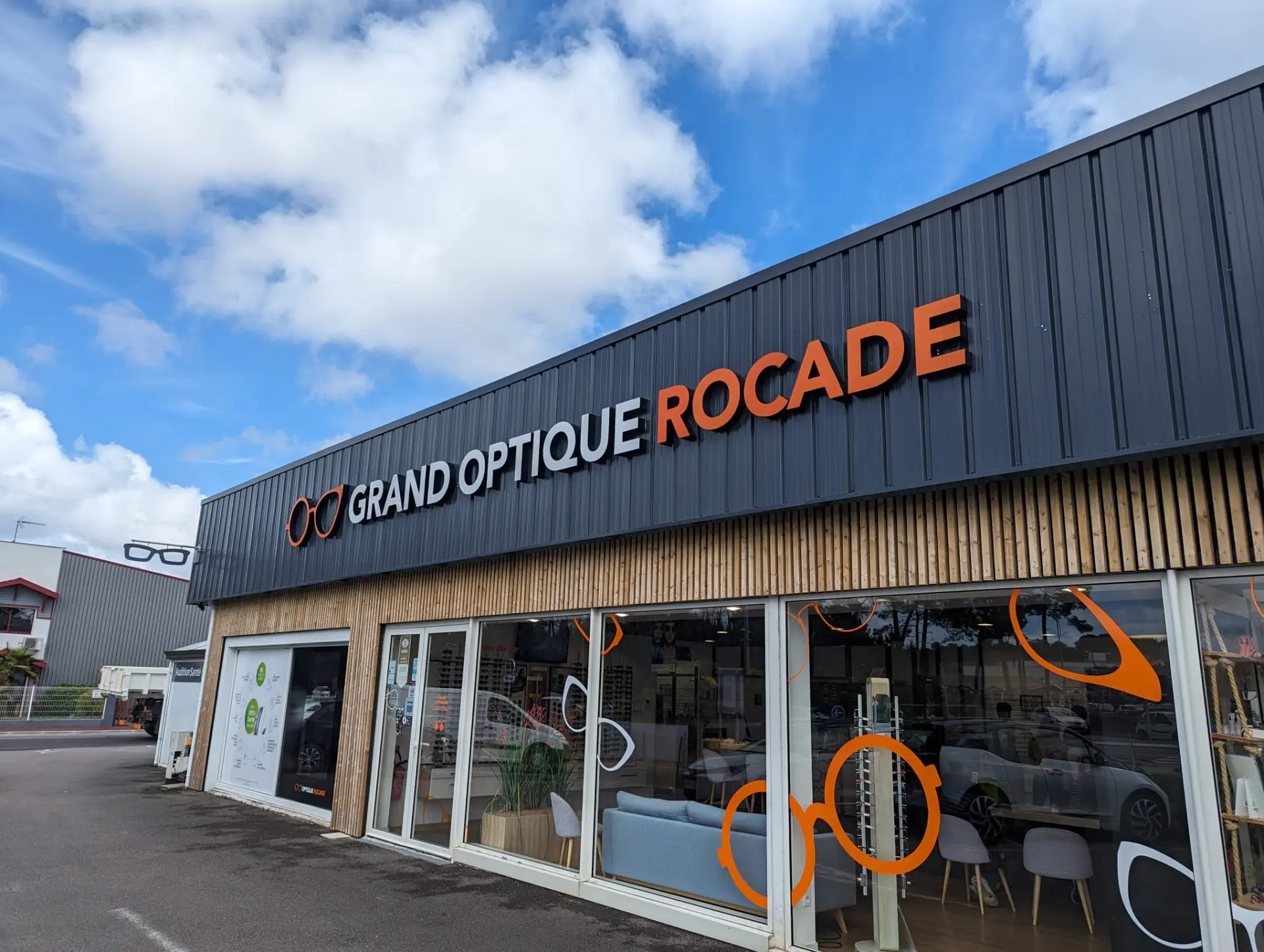 Enseigne de façade Grand Optique Rocade en lettres relief et vitrophanies
