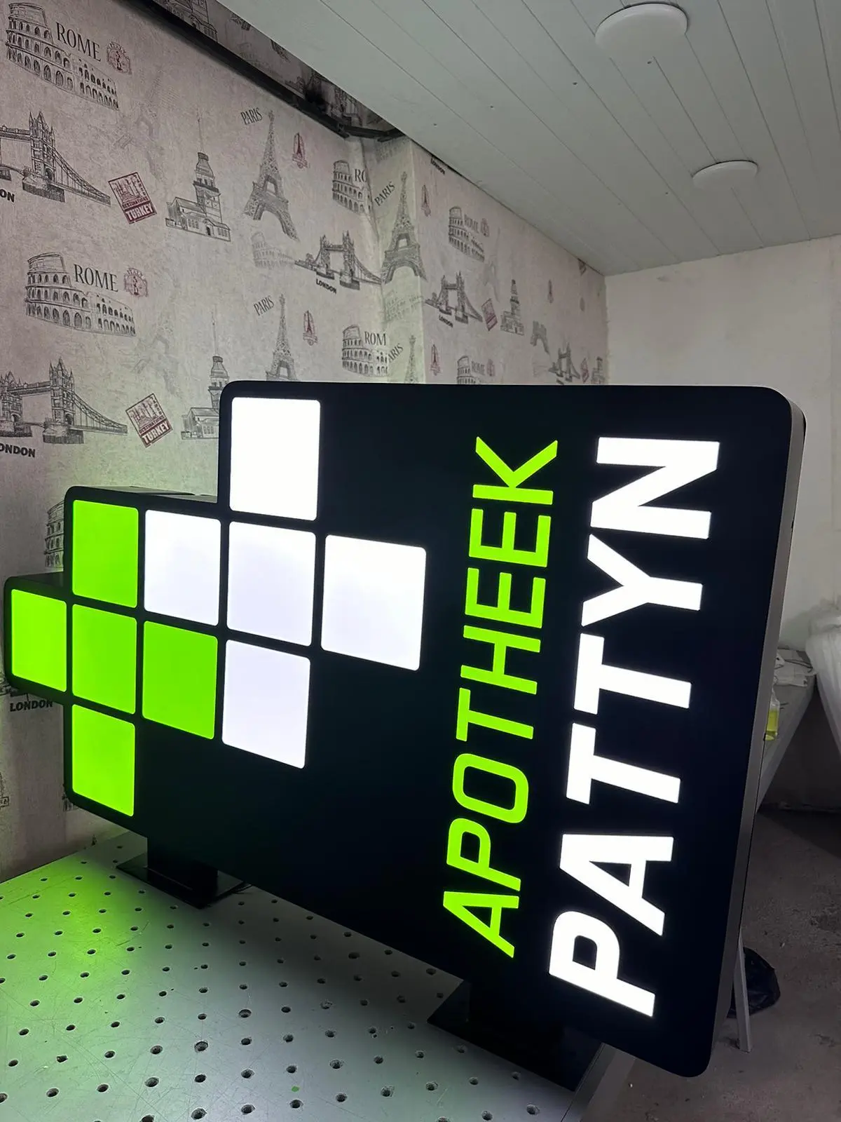 Caisson lumineux noir Apotheek Pattyn avec lettrage vert et blanc