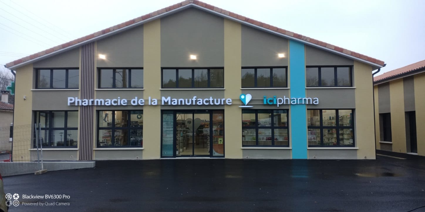 Façade de la Pharmacie de la Manufacture avec lettres lumineuses et croix LED