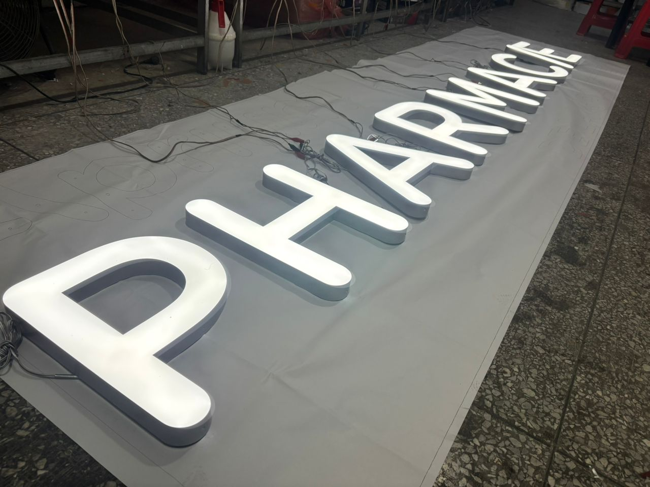 Atelier WIN SIGN : lettres boîtier PHARMACIE en cours de fabrication