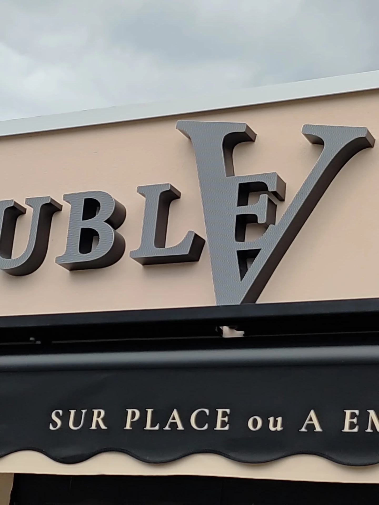 Gros plan sur les lettres boîtier du Salon du Double V
