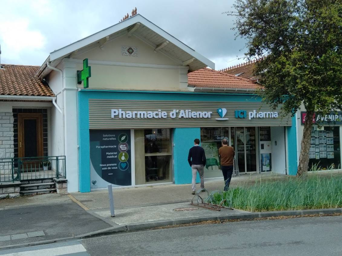 Façade de la Pharmacie d'Alienor avec croix LED et lettrage lumineux