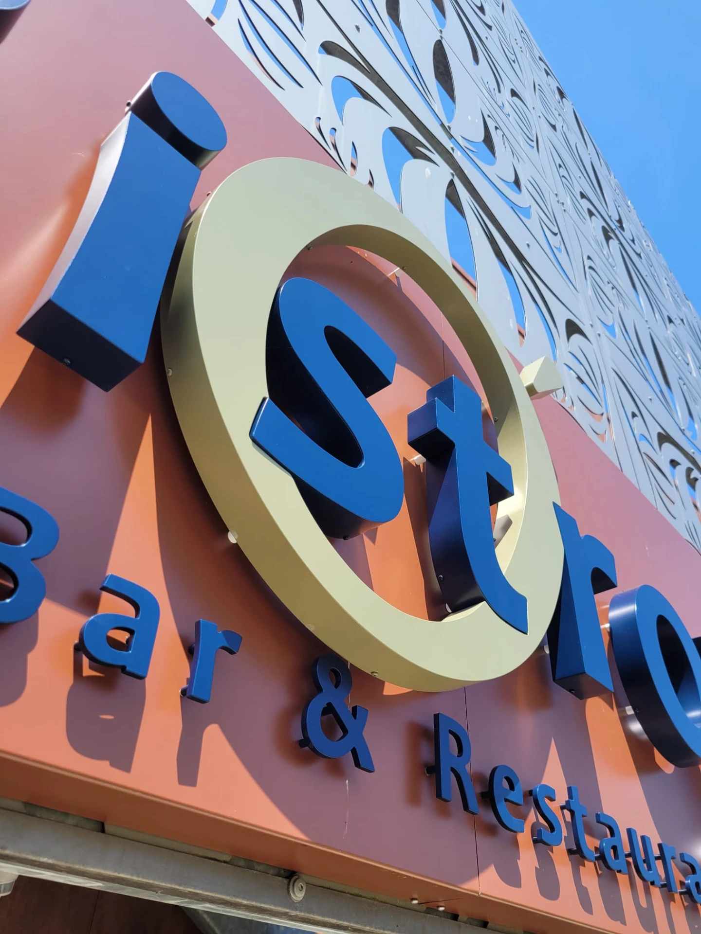 Logo et lettres relief bleues de l'enseigne Bistroy Bar & Restaurant